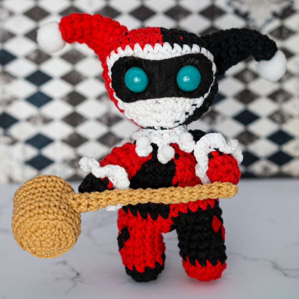 Amigurumi, figurine en crochet représentant Harley quinn de la série animée, imaginée et confectionnée à la main par les Mignonstres, une marque le Rat et l’Ours.