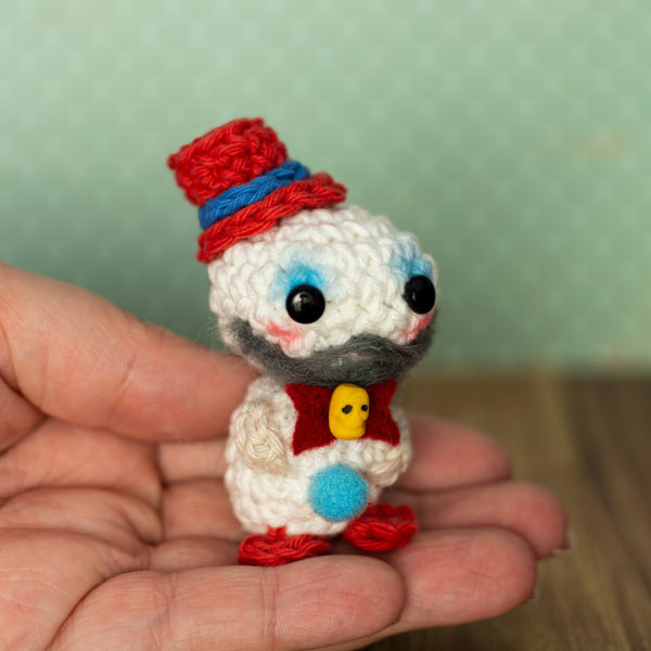 Amigurumi, figurines en crochet représentant Capitaine Spaulding, tenu en main imaginé et confectionné à la main par les Mignonstres, une marque le Rat et l’Ours.