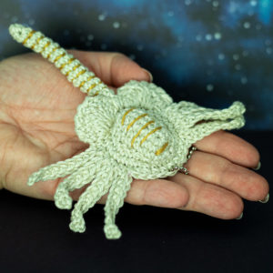 Porte-clés en forme de Facehugger (saga Alien), tenu en main imaginé et confectionné à la main par les Mignonstres, une marque le Rat et l’Ours.