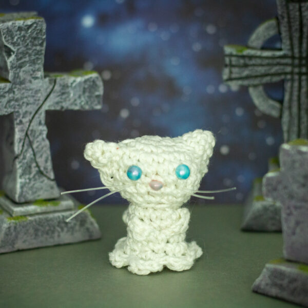 Amigurumi, figurines en crochet représentant un chat fantôme, imaginé et confectionné à la main par les Mignonstres, une marque le Rat et l’Ours.