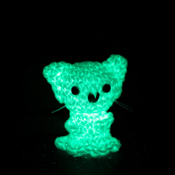 Amigurumi, figurines en crochet représentant un chat fantôme qui brille dans le noir, imaginé et confectionné à la main par les Mignonstres, une marque le Rat et l’Ours.