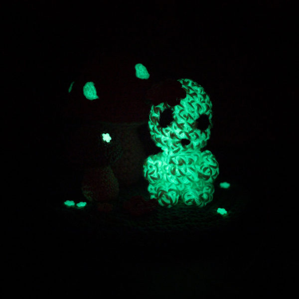 Diorama en crochet, avec un kodama phosphorescent tiré du film Pricesse Mononoke, entouré de champignons imaginé et confectionné à la main par les Mignonstres, une marque le Rat et l’Ours.