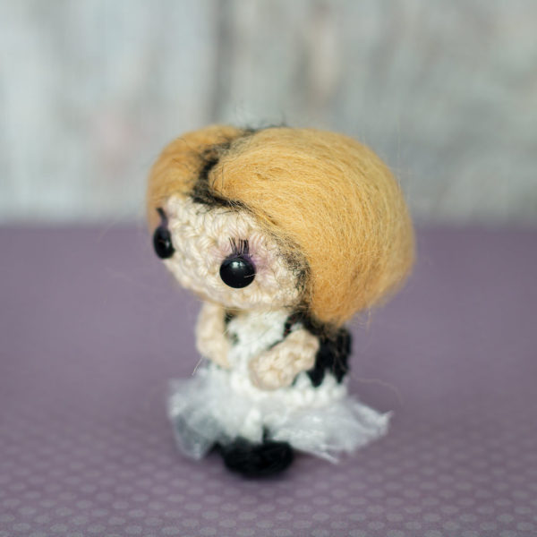 Amigurumi, figurine en crochet représentant Tiffany la fiancée de Chucky, de côté imaginée et confectionnée à la main par les Mignonstres, une marque le Rat et l’Ours.
