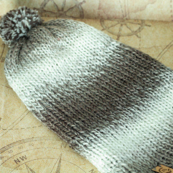 Bonnet blanc et brun en tricot,, imaginé et confectionné à la main par les Mignonstres, une marque le Rat et l’Ours.