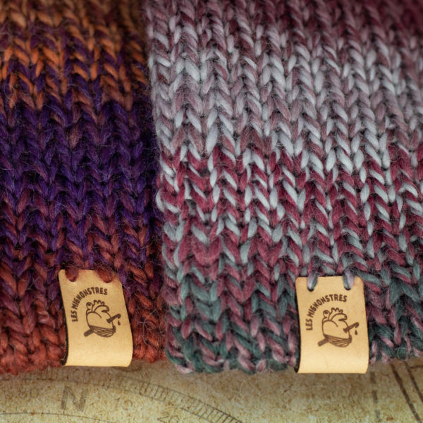 Détails de Bonnets en tricot, à plat imaginé et confectionné à la main par les Mignonstres, une marque le Rat et l’Ours.