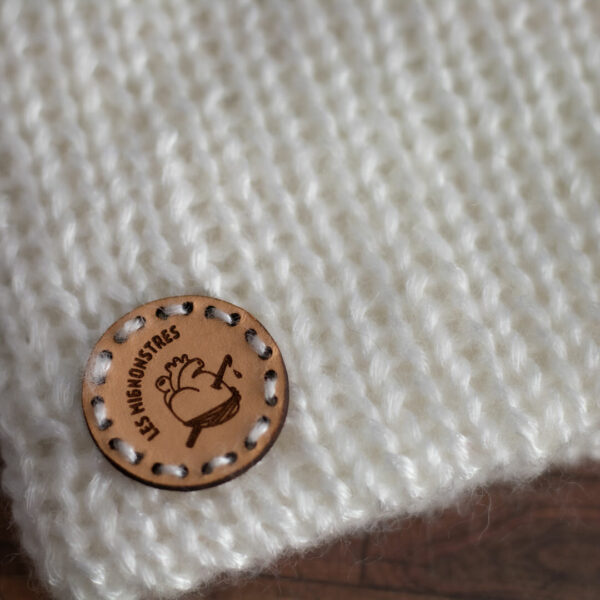 Bonnets en tricot blanc, représentant des oreilles de chat, imaginé et confectionné à la main par les Mignonstres, une marque le Rat et l’Ours.