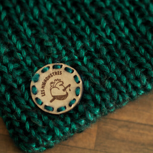 Bonnets en tricot vert, représentant des oreilles de chat, imaginé et confectionné à la main par les Mignonstres, une marque le Rat et l’Ours.