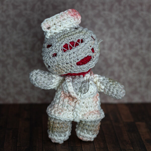 Amigurumi, figurine en crochet représentant une infirmière (nurse) du jeu vidéo Silent Hill, imaginée et confectionnée à la main par les Mignonstres, une marque le Rat et l’Ours.