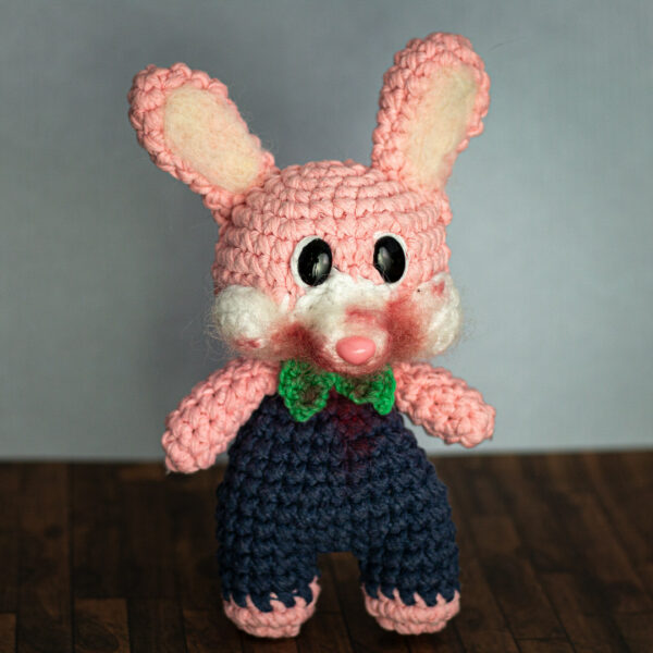 Amigurumi en crochet représentant Robbie le lapin, issu de la sage de jeu vidéo Silent Hill, imaginé et confectionné à la main par les Mignonstres, une marque le Rat et l’Ours.
