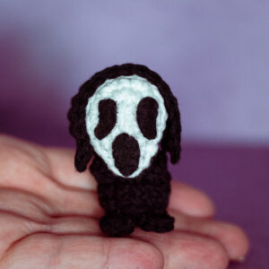 Amigurumi, figurines en crochet représentant Ghostface de la saga Scream, tenu en main, imaginé et confectionné à la main par les Mignonstres, une marque le Rat et l’Ours.
