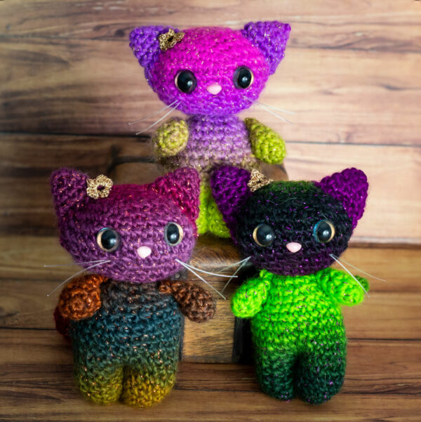 Amigurumis, figurines en crochet représentant des petits chats sur le thème des plantes, imaginés et confectionnés à la main par les Mignonstres, une marque le Rat et l’Ours.