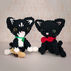 Amigurumis, figurines en crochet représentant des petits chats réalisés d'après photos, imaginés et confectionnés à la main par les Mignonstres, une marque le Rat et l’Ours.