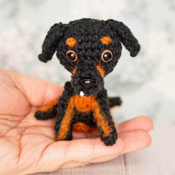 Amigurumis, figurines en crochet représentant un chien réalisé d'après photos, imaginés et confectionnés à la main par les Mignonstres, une marque le Rat et l’Ours.