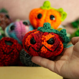 Amigurumi, figurines en crochet représentant petites citrouilles de toutes les couleurs avec de grands yeux, imaginés et confectionnés à la main par les Mignonstres, une marque le Rat et l’Ours.