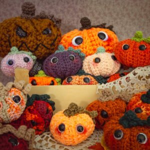 Amigurumi, figurines en crochet représentant des petites bouilles de citrouilles de toutes les couleurs avec de grands yeux, imaginés et confectionnés à la main par les Mignonstres, une marque le Rat et l’Ours.