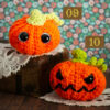 Amigurumi, figurines en crochet représentant petites citrouilles de toutes les couleurs avec de grands yeux, imaginés et confectionnés à la main par les Mignonstres, une marque le Rat et l’Ours.