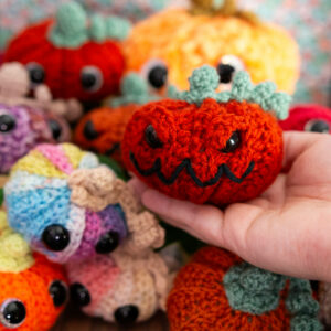 Amigurumi, figurines en crochet représentant petites citrouilles de toutes les couleurs avec de grands yeux, imaginés et confectionnés à la main par les Mignonstres, une marque le Rat et l’Ours.