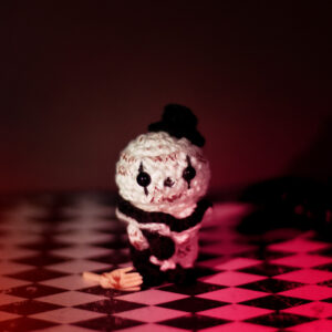Amigurumi, figurine en crochet représentant Art the Clown, des films Terrifier imaginé et confectionné à la main par les Mignonstres, une marque le Rat et l’Ours.