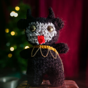 Amigurumi, figurine en crochet représentant Krampus, le monstre de Noël, imaginé et confectionné à la main par les Mignonstres, une marque le Rat et l’Ours.