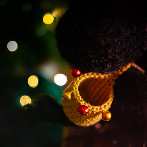 Détail d'un amigurumi, figurine en crochet représentant Krampus, le monstre de Noël, imaginé et confectionné à la main par les Mignonstres, une marque le Rat et l’Ours.
