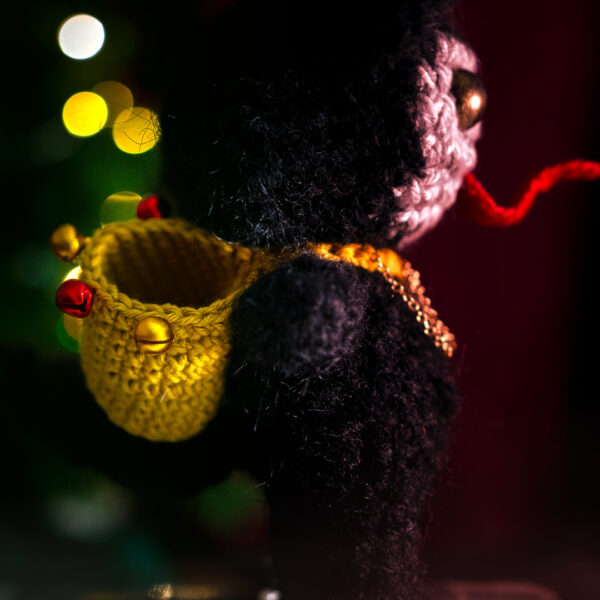Détail d'un amigurumi, figurine en crochet représentant Krampus, le monstre de Noël, imaginé et confectionné à la main par les Mignonstres, une marque le Rat et l’Ours.