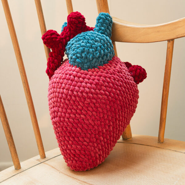 Coussin en crochet représentant un cœur anatomique, réalisé en fil chenille imaginé et confectionné à la main par les Mignonstres, une marque le Rat et l’Ours.