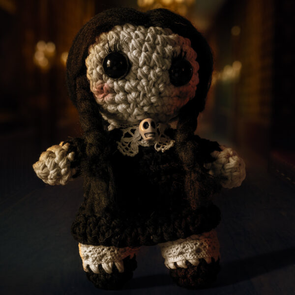 Amigurumi, figurine en crochet représentant Mercredi Addams, imaginée et confectionnée à la main par les Mignonstres, une marque le Rat et l’Ours.