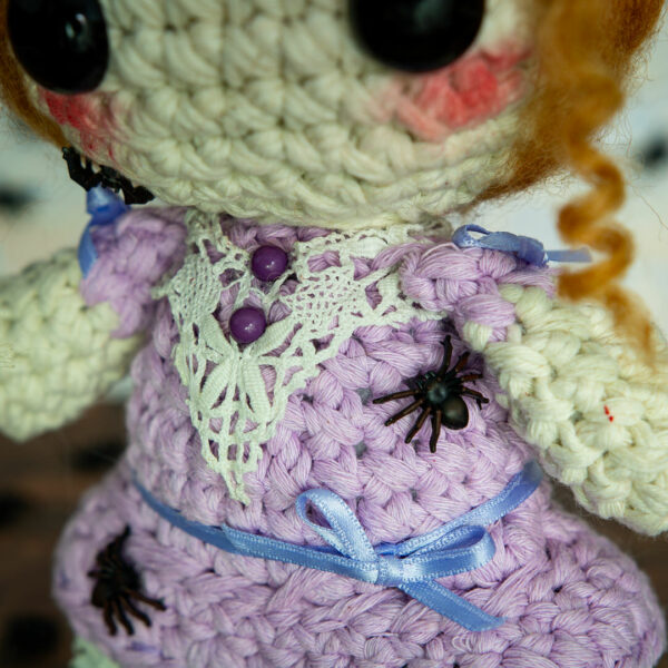 Amigurumi, figurine en crochet représentant une petite fille qui s'appelle Lila avec ses araignées, imaginée et confectionnée à la main par les Mignonstres, une marque le Rat et l’Ours.