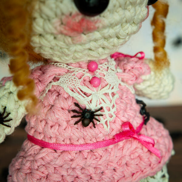 Amigurumi, figurine en crochet représentant une petite fille qui s'appelle Rose avec ses araignées, imaginée et confectionnée à la main par les Mignonstres, une marque le Rat et l’Ours.