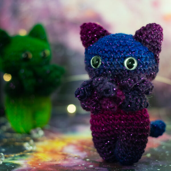 Amigurumis, figurines en crochet représentant des petits chats mélangé à Cthulhu, monstre créé par Lovecraft, imaginés et confectionnés à la main par les Mignonstres, une marque le Rat et l’Ours.