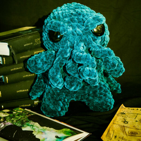 Amigurumis, figurines en crochet représentant Cthulhu, monstre créé par Lovecraft, imaginés et confectionnés à la main par les Mignonstres, une marque le Rat et l’Ours.