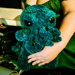 Amigurumis, figurines en crochet représentant Cthulhu, monstre créé par Lovecraft, avec sa cultiste imaginés et confectionnés à la main par les Mignonstres, une marque le Rat et l’Ours.
