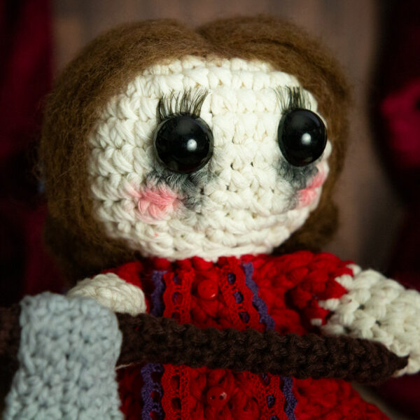 Amigurumi, figurine en crochet représentant Pearl, l’heroine du film de Ti West, imaginée et confectionnée à la main par les Mignonstres, une marque le Rat et l’Ours.