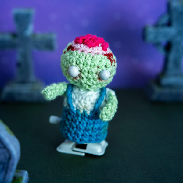 Amigurumi, figurine en crochet représentant un zombie fermier qui marche, imaginé et confectionné à la main par les Mignonstres, une marque le Rat et l’Ours.