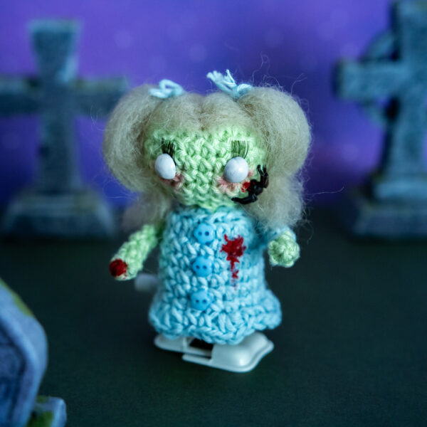 Amigurumi, figurine en crochet représentant un zombie petite fille qui marche, imaginé et confectionné à la main par les Mignonstres, une marque le Rat et l’Ours.