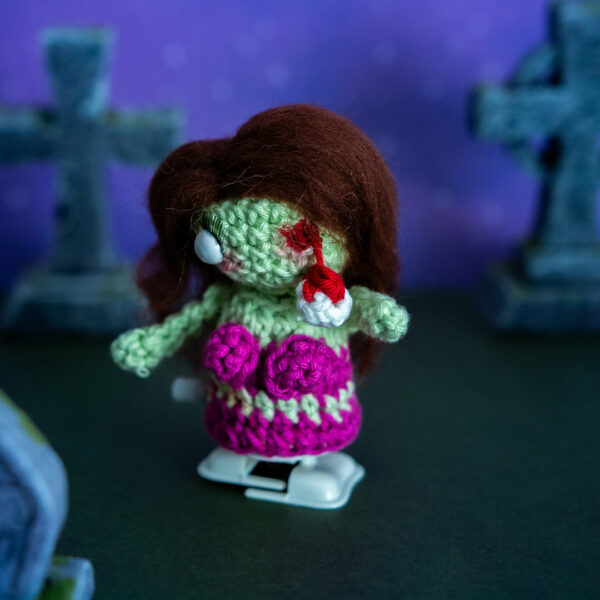 Amigurumi, figurine en crochet représentant un zombie protituée qui marche, imaginé et confectionné à la main par les Mignonstres, une marque le Rat et l’Ours.