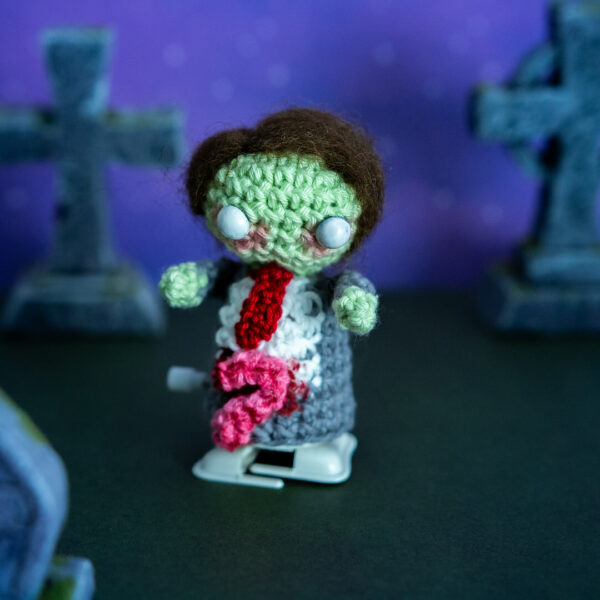 Amigurumi, figurine en crochet représentant un zombie salarié qui marche, imaginé et confectionné à la main par les Mignonstres, une marque le Rat et l’Ours.