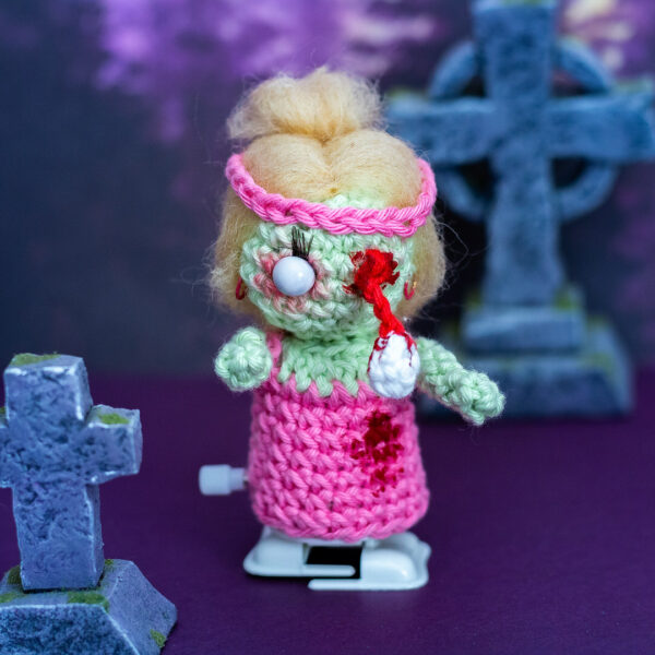 Amigurumi, figurine en crochet représentant un zombie fan d’aérobic qui marche, imaginé et confectionné à la main par les Mignonstres, une marque le Rat et l’Ours.