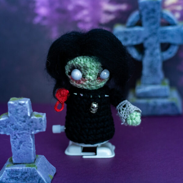 Amigurumi, figurine en crochet représentant un zombie goth qui marche, imaginé et confectionné à la main par les Mignonstres, une marque le Rat et l’Ours.