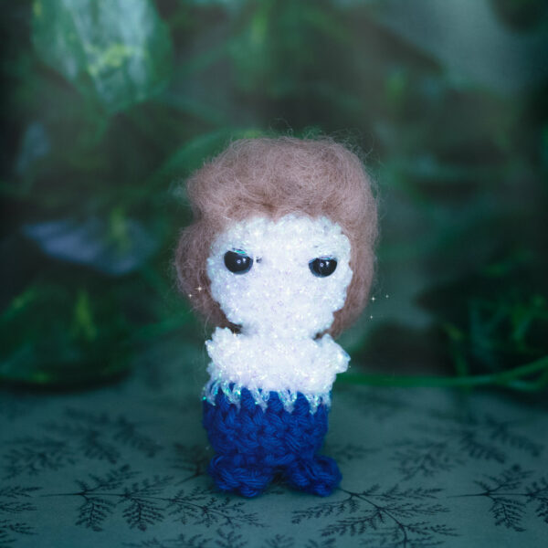 Amigurumi, figurines en crochet représentant Edward Cullen, sexy et brillant de la saga twilight sans son masque, imaginé et confectionné à la main par les Mignonstres, une marque le Rat et l’Ours.