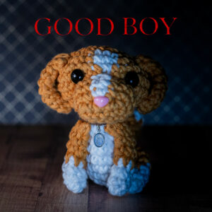 Amigurumi, figurine en crochet représentant Indy le chien du film The Good boy, imaginé et confectionné à la main par les Mignonstres, une marque le Rat et l’Ours.
