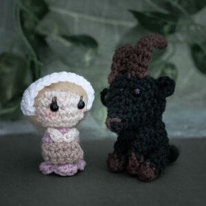 Duo d'amigurumis, figurines en crochet représentant Thomasin et Black philp film The Witch, imaginé et confectionné à la main par les Mignonstres, une marque le Rat et l’Ours.