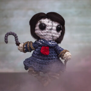 Amigurumi, figurine en crochet représentant un ennemi du jeu Silent Hill F, imaginé et confectionné à la main par les Mignonstres, une marque le Rat et l’Ours.