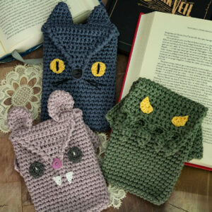 Pochette en crochet, idéale pour protéger sa liseuse, trois modèles différents imaginés et confectionnés à la main par les Mignonstres, une marque le Rat et l’Ours.