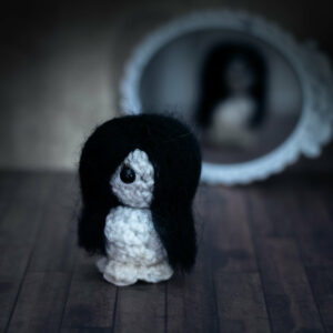 Amigurumi, figurines en crochet représentant Sadako du film The ring, imaginé et confectionné à la main par les Mignonstres, une marque le Rat et l’Ours.