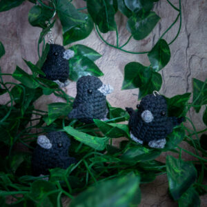 Porte clé représentant des corbeaux en crochet, figurines entièrement faites à la main, au crochet imaginés et confectionnés à la main par les Mignonstres, une marque le Rat et l’Ours.
