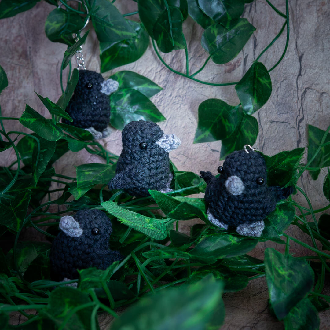 Porte clé représentant des corbeaux en crochet, figurines entièrement faites à la main, au crochet imaginés et confectionnés à la main par les Mignonstres, une marque le Rat et l’Ours.