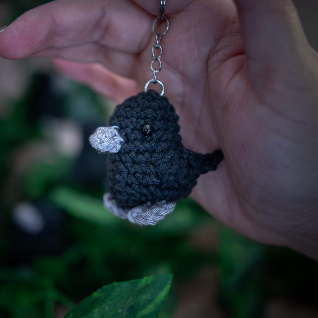 Porte clé représentant des corbeaux en crochet, figurines entièrement faites à la main, au crochet imaginés et confectionnés à la main par les Mignonstres, une marque le Rat et l’Ours.