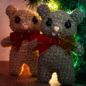 Amigurumi, figurine en crochet représentant un ourson de Noël, mangeur d'homme. Figurine imaginée et confectionnée à la main par les Mignonstres, une marque le Rat et l’Ours.