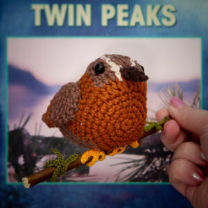 Amigurumi, figurine en crochet représentant l'oiseau du générique de la série Twin Peaks. Figurine imaginée et confectionnée à la main par les Mignonstres, une marque le Rat et l’Ours.
